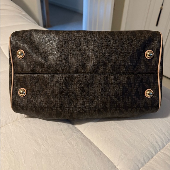 MICHAEL KORS BROWN GRAYSON SIGNATURE LOGO BAG WITH GOLD HARDWARE - Picture 4 of 6